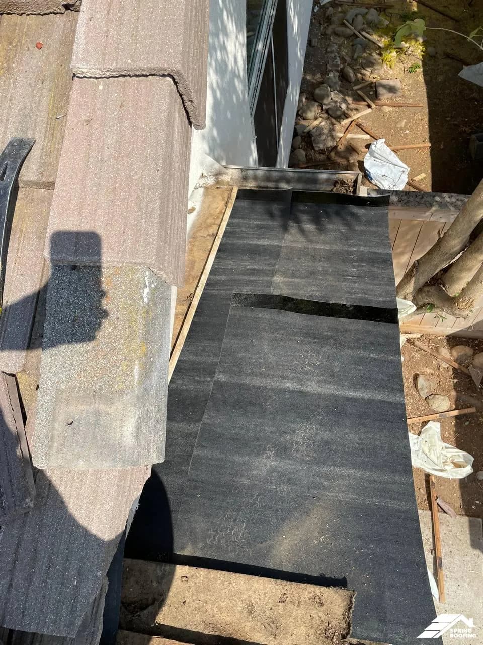 Roof Repair — Roof Tile Repair on the Eaves (3)