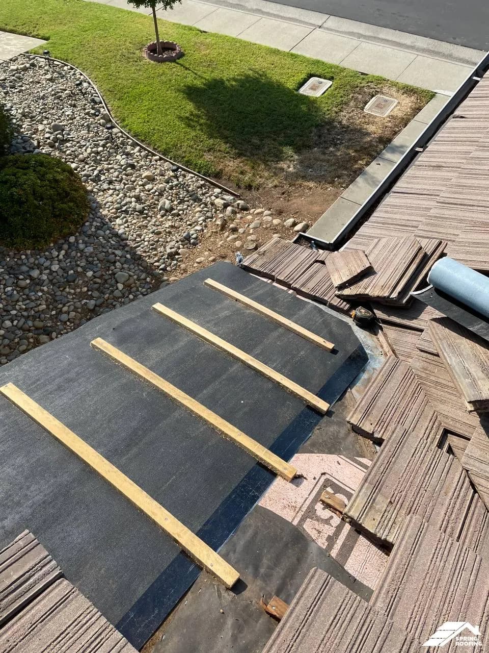 Roof Repair — Roof Tile Repair on the Eaves (4)